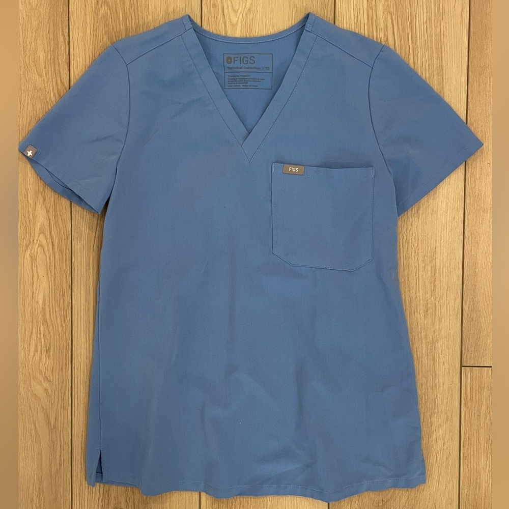 Figs single pocket scrub top